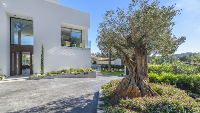 spectacular-new-build-villa-with-flat-garden-in-son-vida-majorca (2)